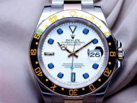 梅花手表表帶斷裂或磨損。