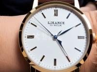 摩凡陀手表玻璃鏡面損壞。