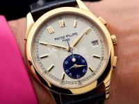 亨利慕時(shí)手表顯示屏背光不亮。