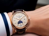 迪奧手表顯示屏偏色。