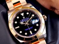 尊皇手表顯示屏偏色。