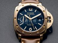 艾米龍手表顯示屏偏色。